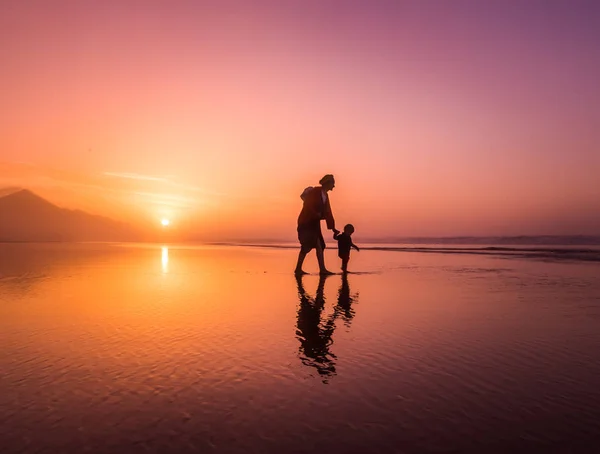 Sylwetka Młoda Matka Syna Chodzenie Odzwierciedlenie Plaża Cofete Fuerteventura Wyspy — Zdjęcie stockowe