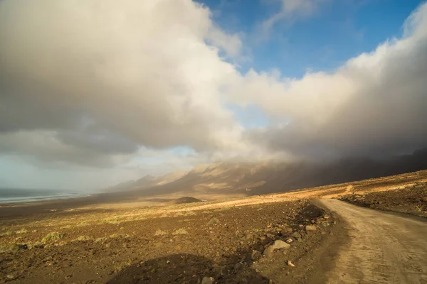 Lege Vuil Weg Die Leidt Naar Horizon Met Heuvels Achtergrond — Stockfoto