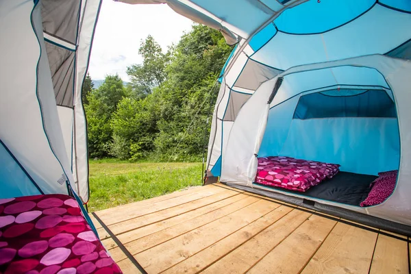 Carpa Interior Con Colchones Edredón Púrpura Con Vista Los Montes — Foto de Stock