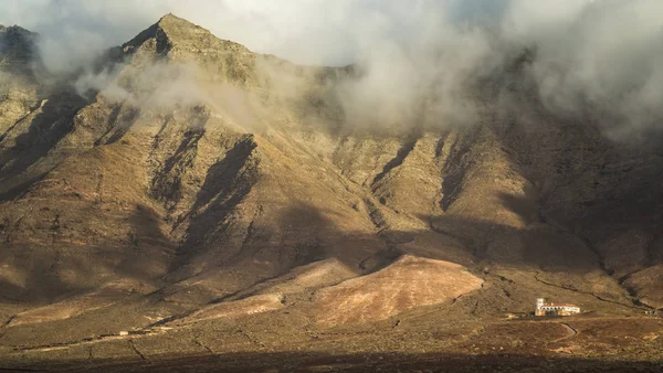 Mavi Gökyüzü Cofete Fuerteventura Beyaz Bulutlarda Dağlar — Stok fotoğraf