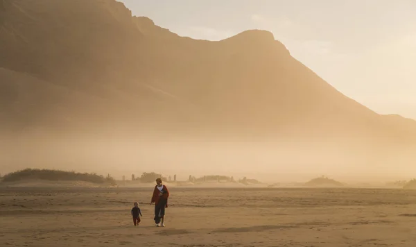 Silhouet Van Een Jonge Moeder Wandelen Met Haar Kindje Een — Stockfoto