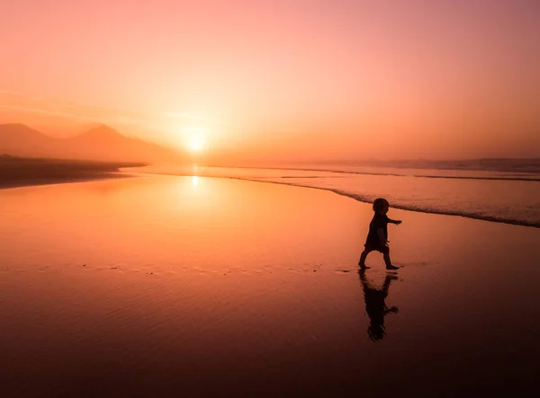 在加那利群岛富埃特文图拉的科费特海滩上奔跑的小男孩剪影 — 图库照片