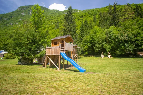 スロベニアのアドレナリンをチェック キャンプ リゾートの子供の遊び場 — ストック写真