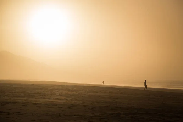 Silhueta Homem Caminhando Praia Cofete Pôr Sol Fuerteventura Ilhas Canárias — Fotografia de Stock