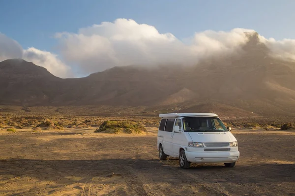 野营面包车停在 Fuerteventura 的科费特海滩 — 图库照片