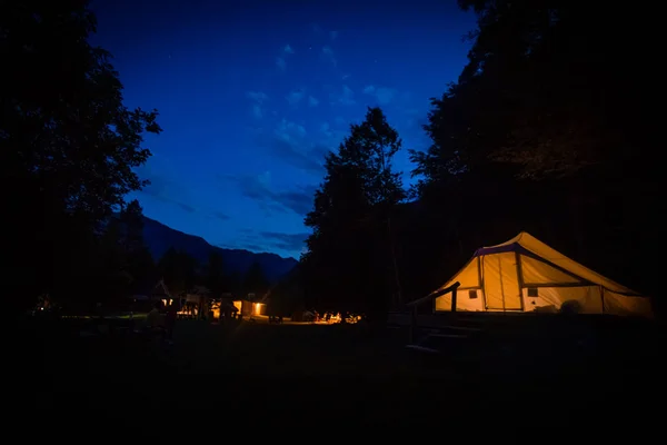 Gece Işıklı Aile Çadırına Adrenalin Kontrol Eko Tatil Beldesine Slovenya — Stok fotoğraf