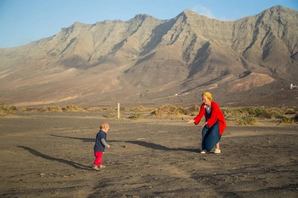 Anne Cofete Fuerteventura Plajda Yürümek Yürümeye Başlayan Çocuk Için Arama — Stok fotoğraf