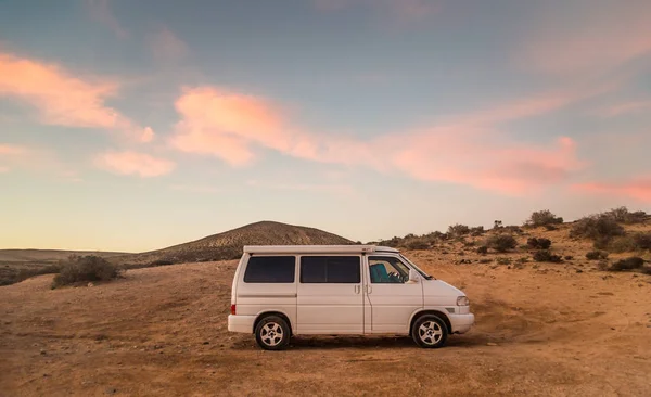 Οικογένεια Camper Van Σταθμευμένα Στην Παραλία Της Φουερτεβεντούρα Κανάριοι Νήσοι — Φωτογραφία Αρχείου