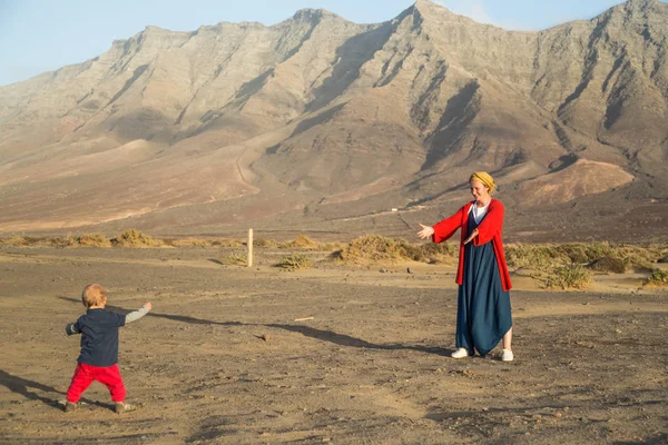 Madre Llamando Niño Pequeño Para Caminar Playa Cofete Fuerteventura —  Fotos de Stock