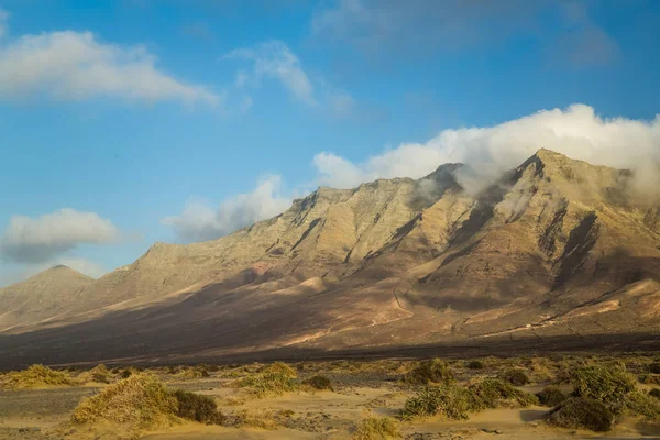 青い空と白い雲コフェテ フェルテベントゥラ島の山 — ストック写真