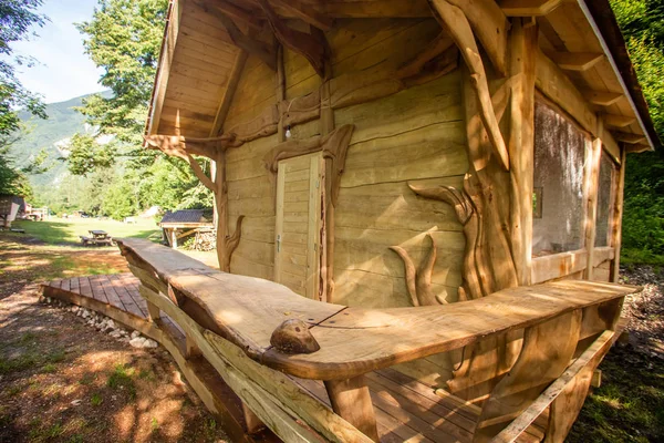 手がアドレナリンをチェック リゾート スロベニアの森の中でファンタジーの家を建てた — ストック写真