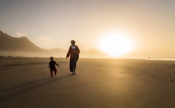Silhouette Young Mother Her Little Child Walking Sunshine Cofete Fuerteventura — Stock Photo, Image