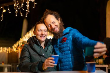 Çift alarak selfie, geleneksel Noel Pazar, Zagreb, Hırvatistan.