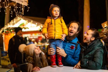 Zagreb, Hırvatistan'daki geleneksel Noel Pazar keyfi aile.