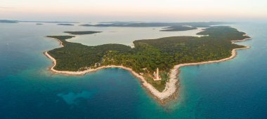 Veli sıçan deniz feneri ve körfezde havadan görünümü ada Dugi Otok Hırvatistan. 