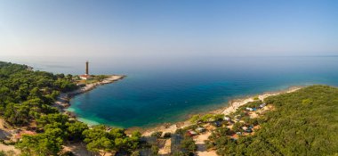 Veli sıçan kampı ve deniz feneri havadan görünümü ada Dugi Otok Hırvatistan.