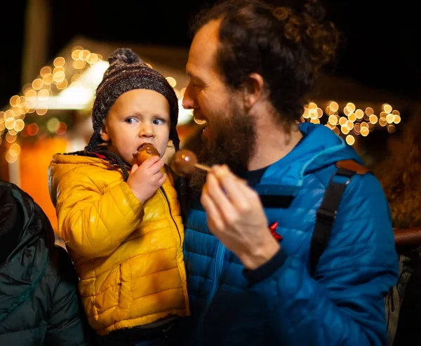 Padre Hijo Disfrutando Comida Tradicional Mercado Navidad Zagreb Croacia — Foto de Stock