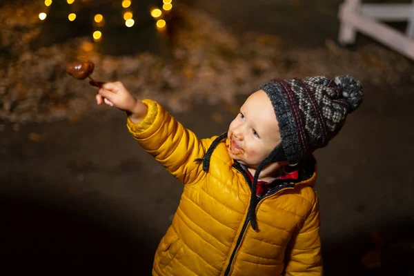 Kleiner Junge Mit Traditionellem Essen Auf Dem Weihnachtsmarkt Zagreb Kroatien — Stockfoto