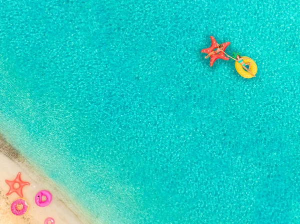 Vista Aérea Dos Niñas Flotando Por Playa Colchón Inflable Piña — Foto de Stock