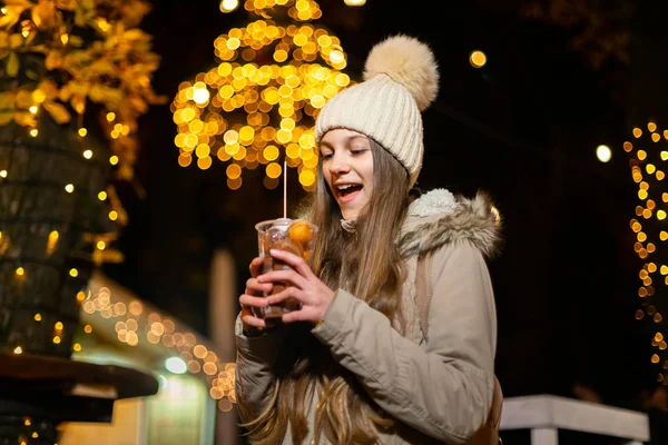Adolescente Asombrado Sosteniendo Comida Tradicional Mercado Navidad Zagreb Croacia — Foto de Stock