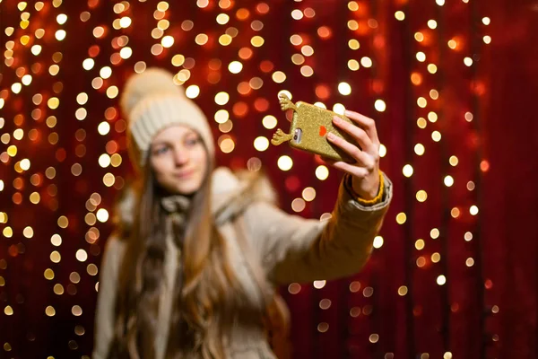 Vackra Tonåring Tar Selfie Julmarknad — Stockfoto