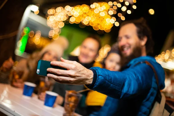 Padre Che Selfie Con Famiglia Tradizionale Mercatino Natale Zagabria Croazia — Foto Stock