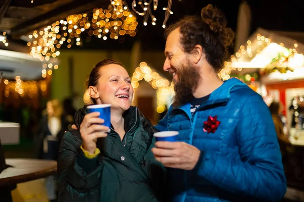 Pareja Disfrutando Bebidas Tradicionales Mercado Navidad Zagreb Croacia —  Fotos de Stock