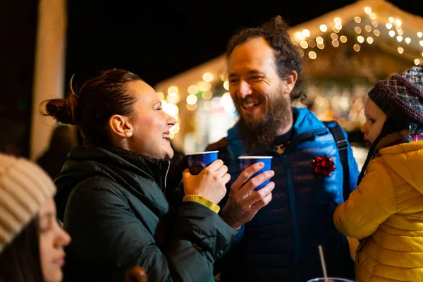 Casal Filho Desfrutando Bebida Tradicional Mercado Natal Zagreb Croácia — Fotografia de Stock