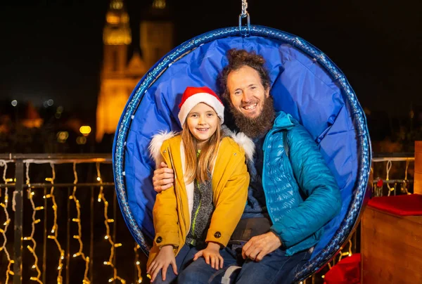 坐在挂在圣诞椅子上的父亲和女儿 克罗地亚萨格勒布 — 图库照片