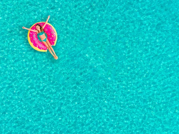 Şişme Çörek Şilte Üzerinde Yüzen Kız Havadan Görünümü — Stok fotoğraf