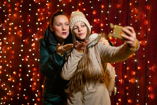 Madre Hija Tomando Selfie Mercado Navidad — Foto de Stock