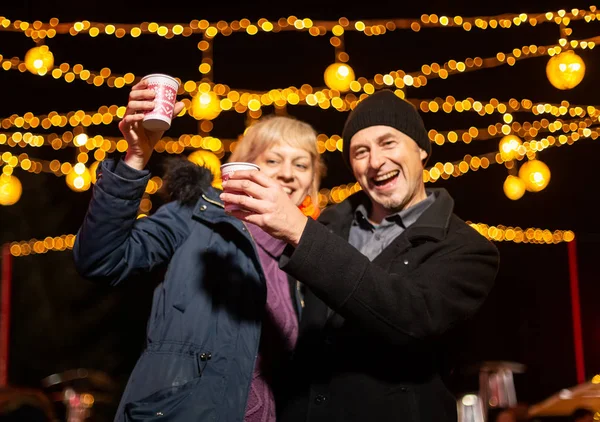 在圣诞市场上 一对夫妇向镜头欢呼 克罗地亚萨格勒布 — 图库照片