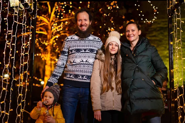 Familjen Poserar För Fotot Traditionell Julmarknad Zagreb Kroatien — Stockfoto