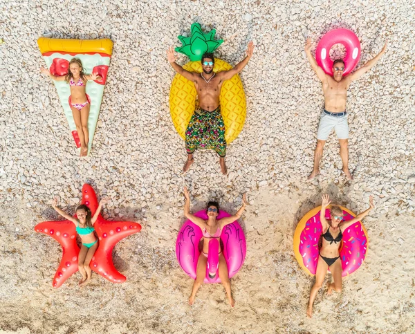 Aerial Close View Friends Lying Big Inflatable Pineapple Pizza Star — Stock Photo, Image