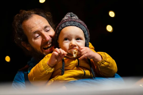 Padre Sosteniendo Hijo Mientras Disfruta Comida Tradicional Mercado Navidad —  Fotos de Stock