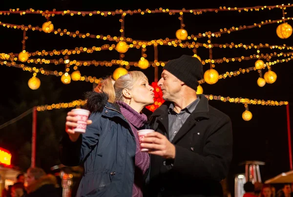 Paar Jubelt Und Küsst Sich Auf Weihnachtsmarkt Zagreb Kroatien — Stockfoto