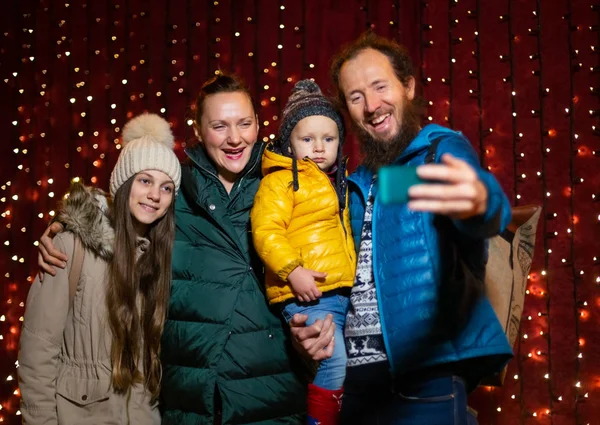 Fadern Tar Selfie Med Familj Julmarknad — Stockfoto