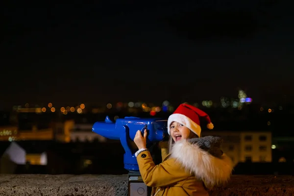 Chica Joven Usando Binoculares Pago Mercado Navidad Zagreb Croacia — Foto de Stock
