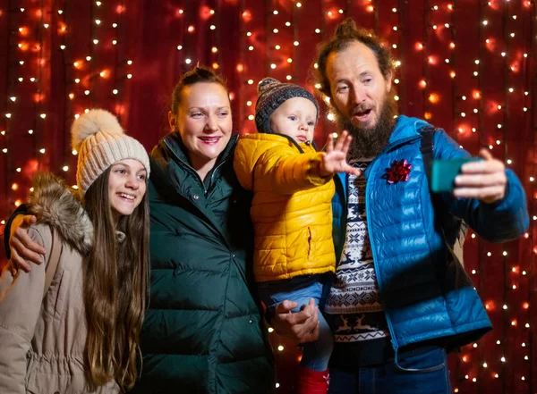 Pai Tomando Selfie Com Família Mercado Natal Noite — Fotografia de Stock