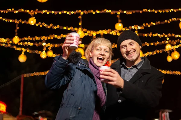 Pareja Animando Hacia Cámara Mercado Navidad Zagreb Croacia — Foto de Stock