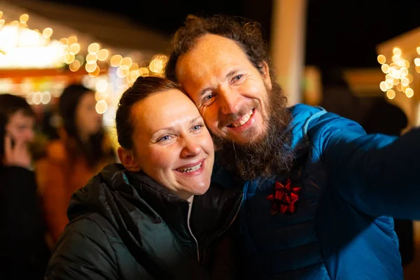 Retrato Casal Tirando Selfie Mercado Tradicional Natal Zagreb Croácia — Fotografia de Stock