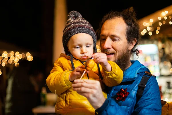 Padre Hijo Disfrutando Comida Tradicional Mercado Navidad Zagreb Croacia — Foto de Stock