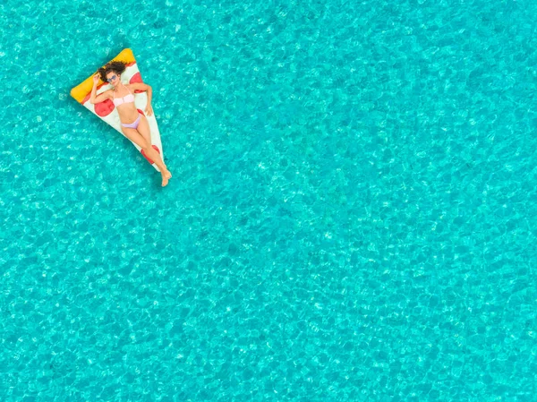 Şişme Pizza Şilte Üzerinde Yüzen Rahatlatıcı Gülümseyen Kadın Havadan Görünümü — Stok fotoğraf