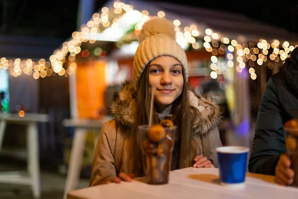 Söt Tonåring Njuter Traditionell Julmarknad Zagreb Kroatien — Stockfoto