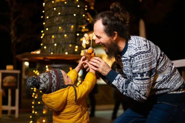 Щаслива Людина Даючи Традиційних Продуктів Харчування Сина Різдвяний Ярмарок Загреб — стокове фото