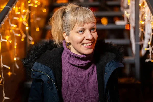 Retrato Mujer Sentada Las Escaleras Mercado Navidad Zagreb Croacia — Foto de Stock