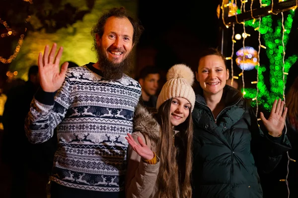 在传统圣诞市场挥舞照片的家庭 萨格勒布 克罗地亚 — 图库照片