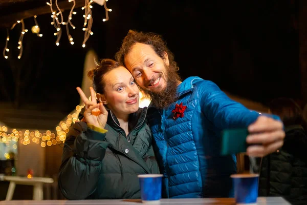 Pareja Tomando Selfie Tradicional Mercado Navidad Zagreb Croacia — Foto de Stock