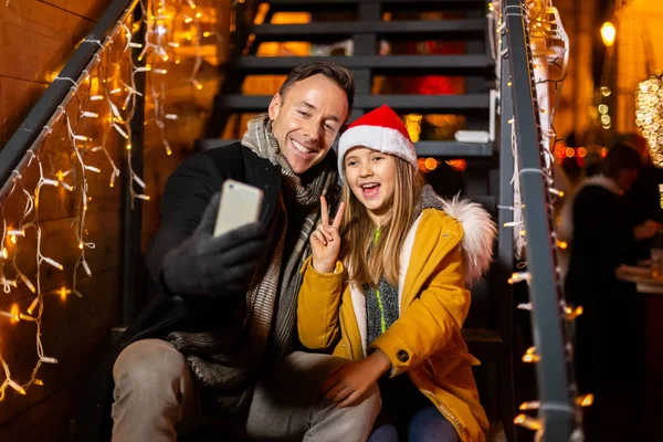 Man Talar Selfie Med Dotter Julmarknad Zagreb Kroatien — Stockfoto