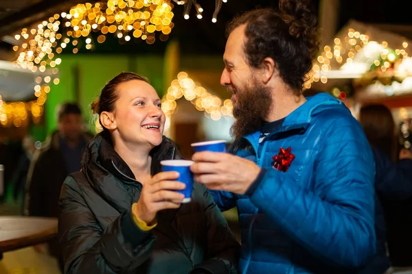 Par Njuter Traditionell Dryck Julmarknad Zagreb Kroatien — Stockfoto